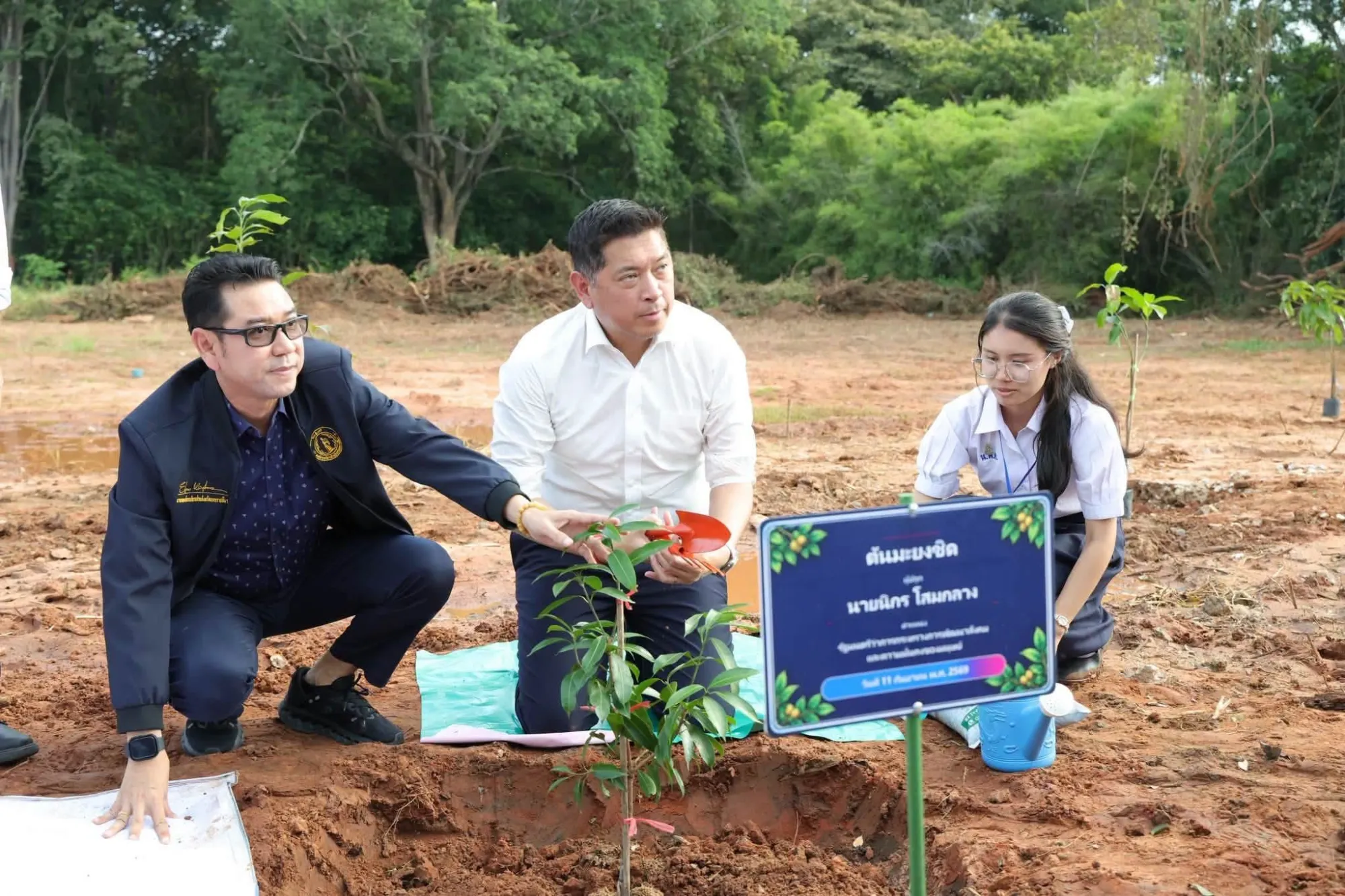 นายนิกร โสมกลาง รัฐมนตรีว่าการกระทรวงการพัฒนาสังคมและความมั่นคงของมนุษย์ เป็นประธานในพิธีเปิดกิจกรรมปลูกต้นไม้อนุรักษ์ทรัพยากรธรรมชาติ ภายใต้ “โครงการสร้างความเข้มแข็งให้เศรษฐกิจชุมชน ปลูกป่าอนุรักษ์พื้นที่สีเขียวร่วมกับพันธมิตร” ณ บริเวณพื้นที่นิคมสร้าง ตนเองพิมาย อำเภอพิมาย จังหวัดนครราชสีมา