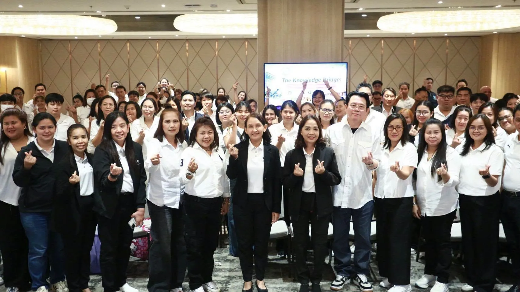 นางสาวนภัส หลักคำ รองผู้อำนวยการสายงานบริหารและพัฒนาองค์กร เป็นประธานในพิธีเปิด โครงการสร้างความพึงพอใจ ความผูกพันและ การแลกเปลี่ยนเรียนรู้ หลักสูตร "The Knowledge Bridge: สะพานพานความรู้ สู่ความผูกพัน" ณ โรงแรมแกรนด์ ริชมอนด์ สไตลิช คอนเวนชั่น นนทบุรี