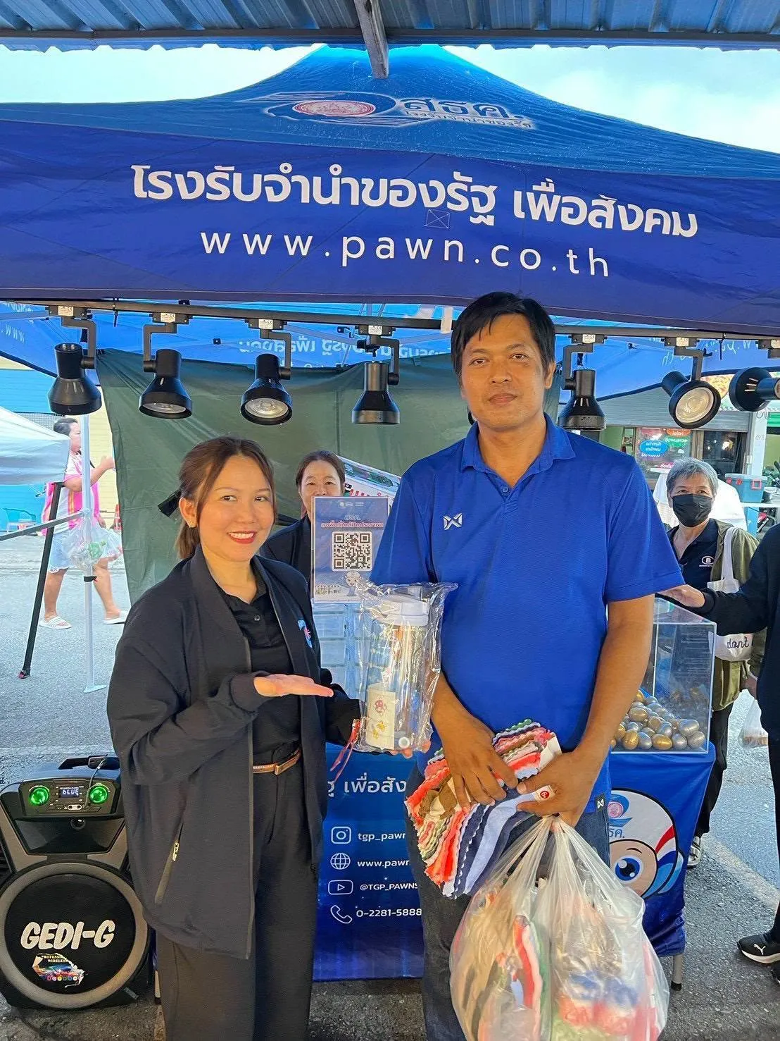 นางสาวญาราภรณ์ กิตติวาณิชกุล ผู้จัดการสถานธนานุเคราะห์ 42 (สุพรรณบุรี) พร้อมด้วยพนักงาน ลงพื้นที่ประชาสัมพันธ์องค์กรและแนะนำบริการรับจำนำของสถานธนานุเคราะห์ ณ ตลาดศรีบัวบาน จังหวัดสุพรรณบุรี