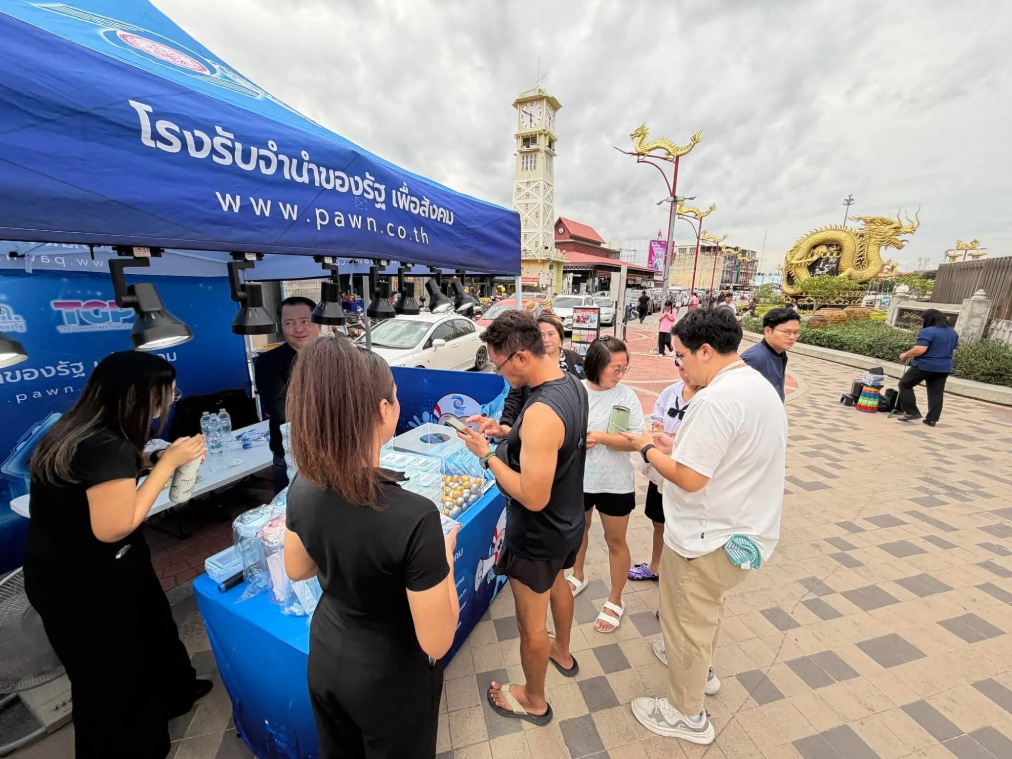 นางเยาวลักษณ์ ศรีขวัญเมือง ผู้จัดการสถานธนานุเคราะห์ 43 (ราชบุรี) พร้อมด้วยพนักงาน ลงพื้นที่ประชาสัมพันธ์องค์กรและแนะนำบริการรับจำนำของสถานธนานุเคราะห์ ณ ตลาดโคยกี๊ ราชบุรี
