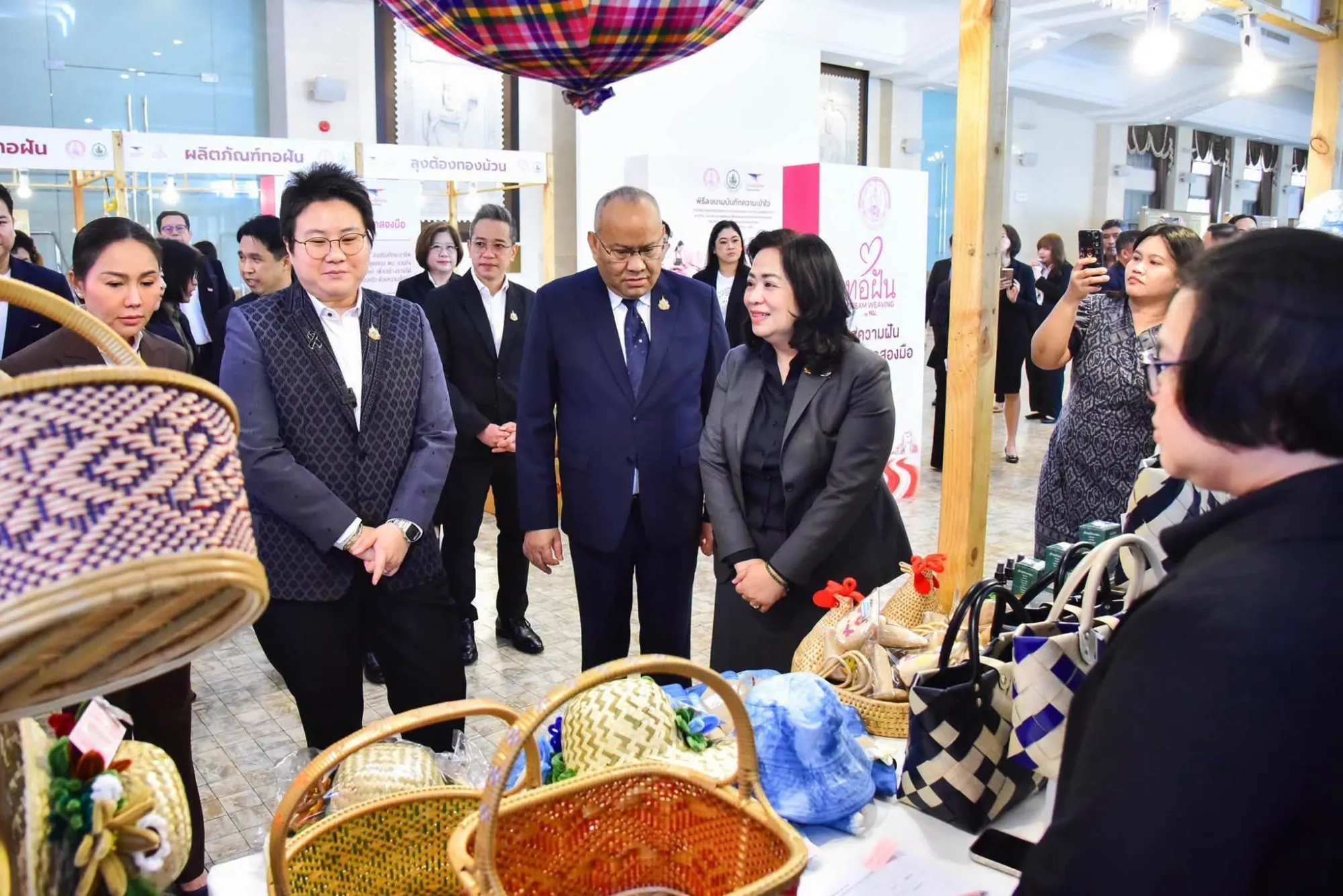 📍 สธค. ร่วมพิธีลงนาม MOU พม. – ดีอี – ไปรษณีย์ไทย เปิดโอกาสทางการตลาด ยกระดับผลิตภัณฑ์ “ทอฝัน” สู่การสร้างรายได้อย่างยั่งยืน