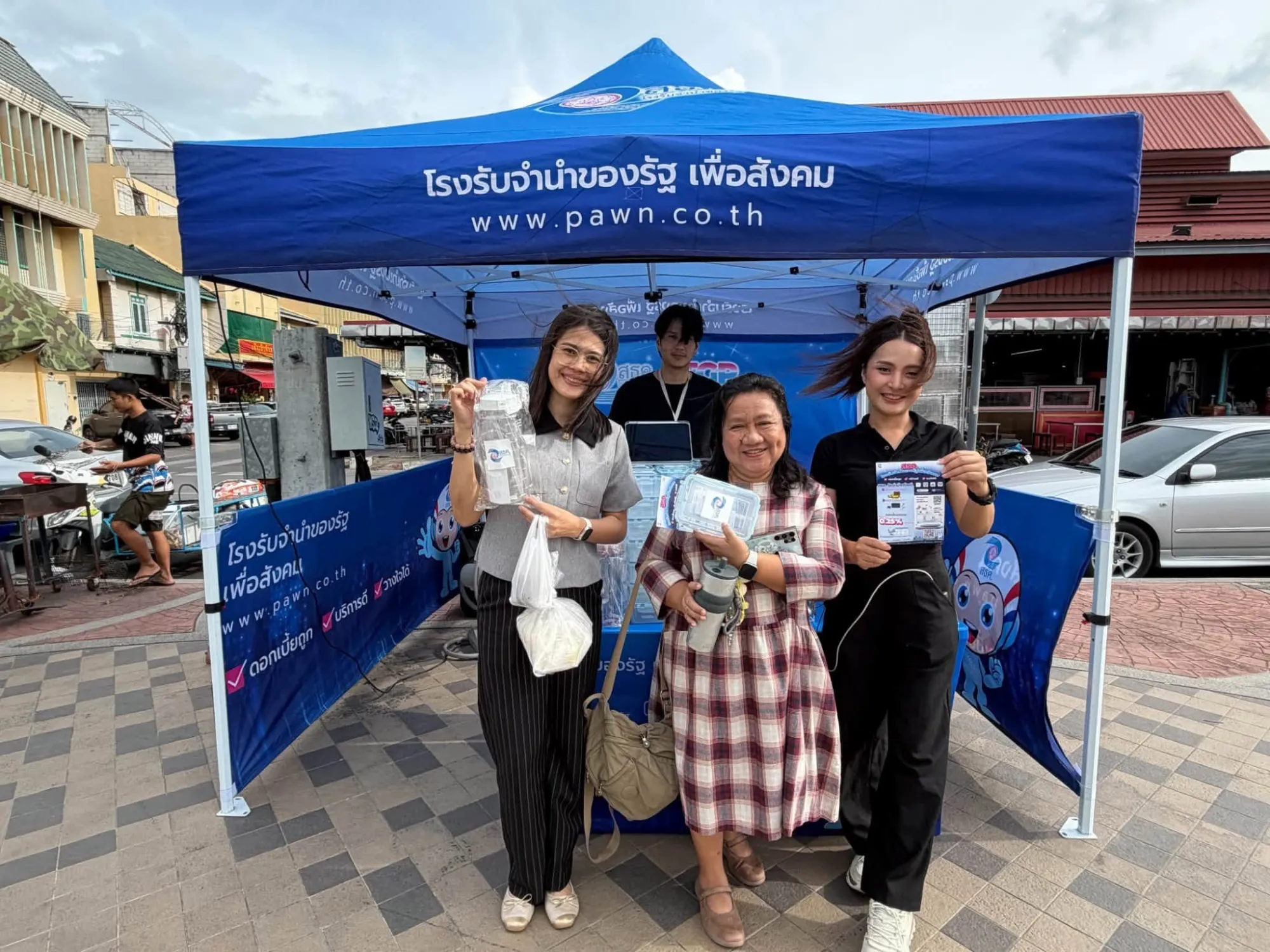 นางเยาวลักษณ์ ศรีขวัญเมือง ผู้จัดการสถานธนานุเคราะห์ 43 (ราชบุรี) พร้อมด้วยพนักงาน ลงพื้นที่ประชาสัมพันธ์องค์กรและแนะนำบริการรับจำนำของสถานธนานุเคราะห์ ณ ตลาดโคยกี๊ ราชบุรี