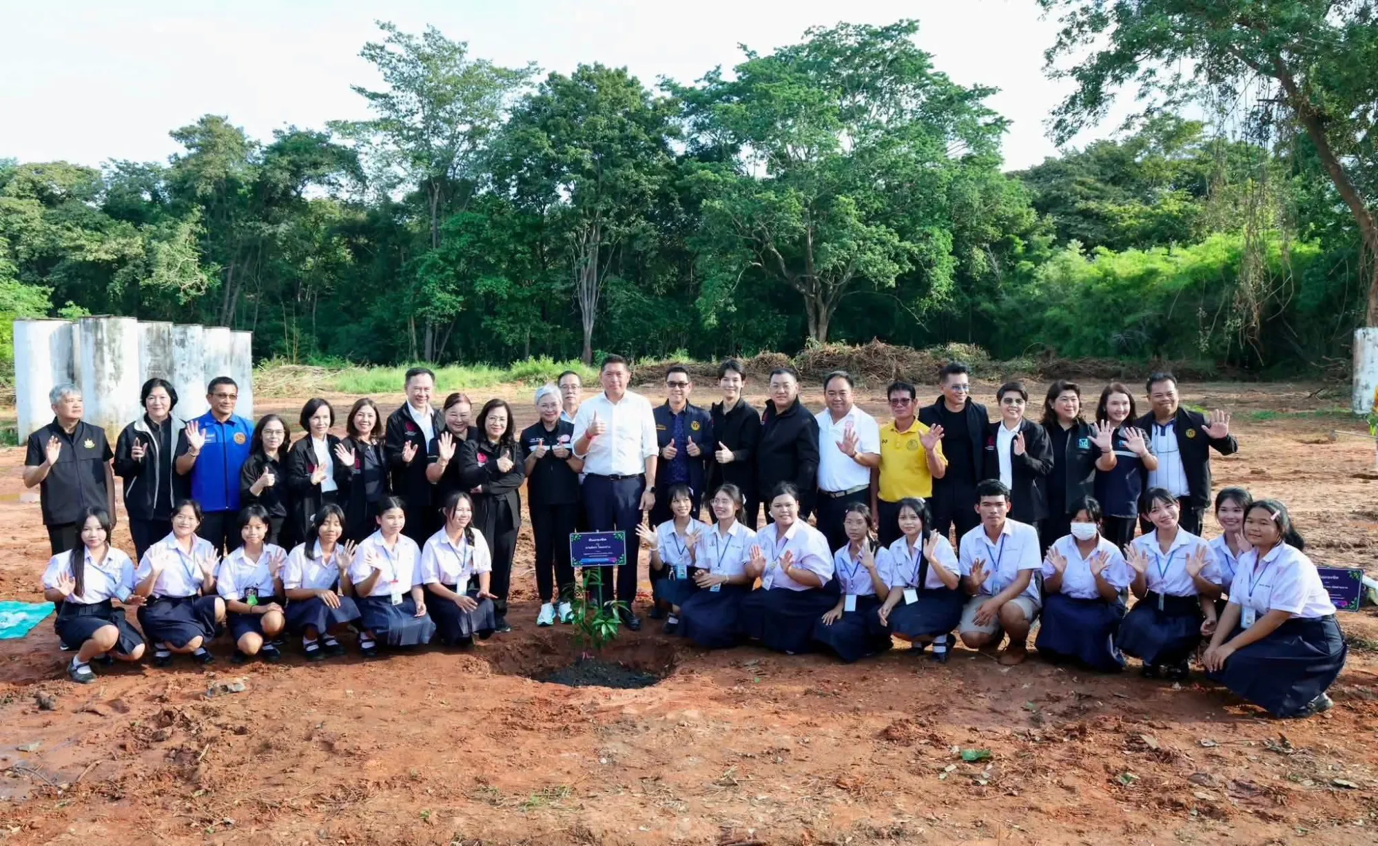 นายนิกร โสมกลาง รัฐมนตรีว่าการกระทรวงการพัฒนาสังคมและความมั่นคงของมนุษย์ เป็นประธานในพิธีเปิดกิจกรรมปลูกต้นไม้อนุรักษ์ทรัพยากรธรรมชาติ ภายใต้ “โครงการสร้างความเข้มแข็งให้เศรษฐกิจชุมชน ปลูกป่าอนุรักษ์พื้นที่สีเขียวร่วมกับพันธมิตร” ณ บริเวณพื้นที่นิคมสร้าง ตนเองพิมาย อำเภอพิมาย จังหวัดนครราชสีมา