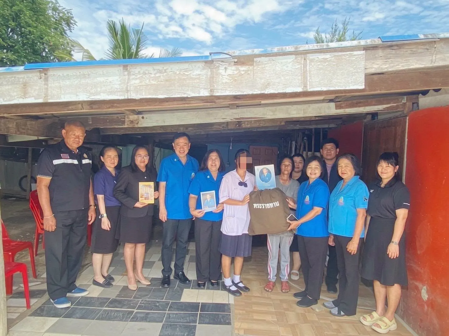 นายประสงค์ พันธ์ลิมา ผู้อำนวยการสำนักงานธนานุเคราะห์ ในฐานะกรรมการมูลนิธิราชประชานุเคราะห์ ในพระบรมราชูปถัมภ์ ร่วมคณะมูลนิธิราชประชานุเคราะห์ฯ ลงพื้นที่ตำบลทุ่งลูกนก อำเภอกำแพงแสน จังหวัดนครปฐม เพื่อติดตามผลการเรียนและความเป็นอยู่ของนักเรียนทุนพระราชทาน