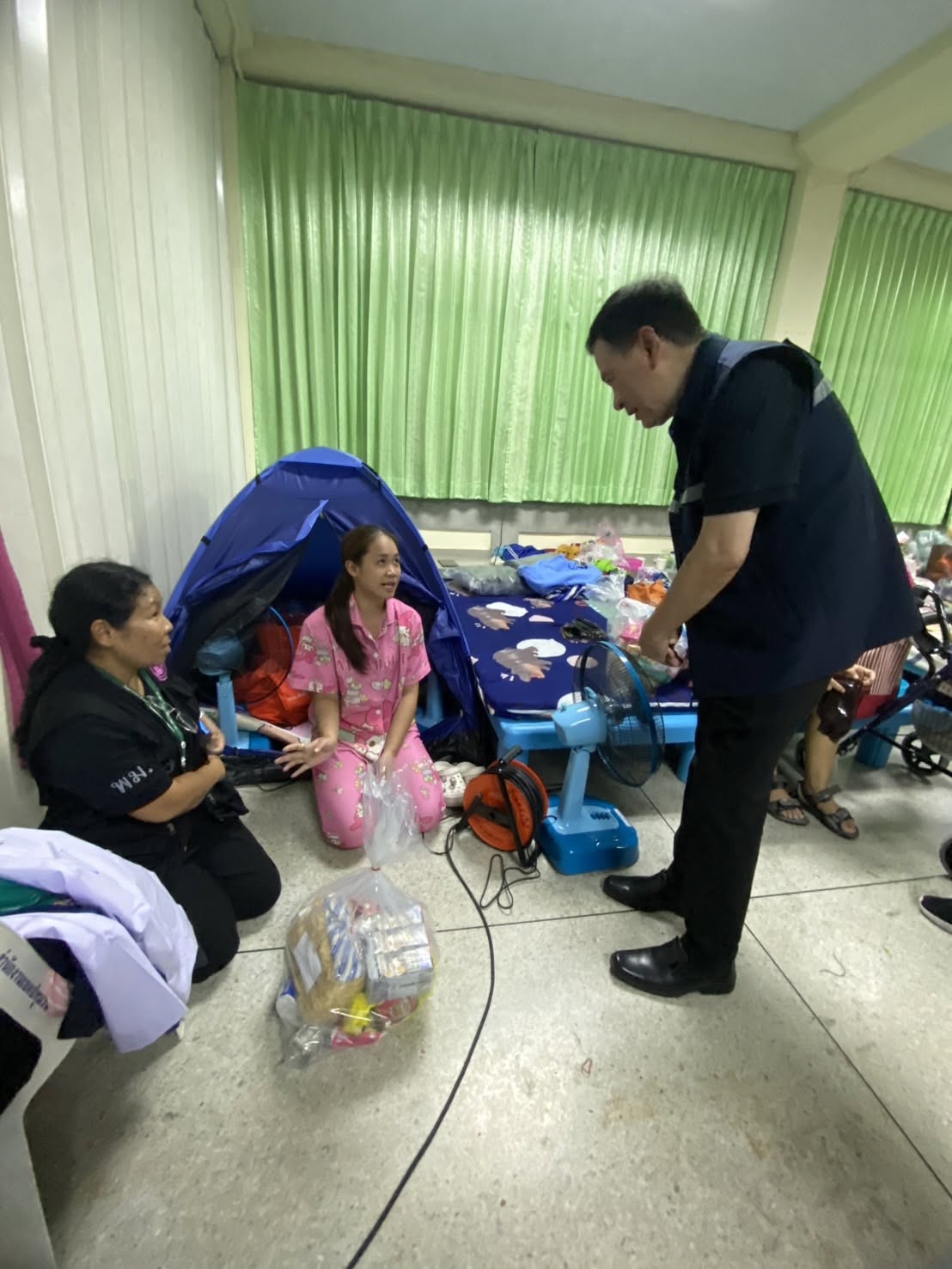 สธค. ร่วมลงพื้นที่ช่วยเหลือผู้ประสบเหตุเพลิงไหม้ชุมชนริมคลองนางหงษ์ เร่งบรรเทาความเดือดร้อนประชาชน