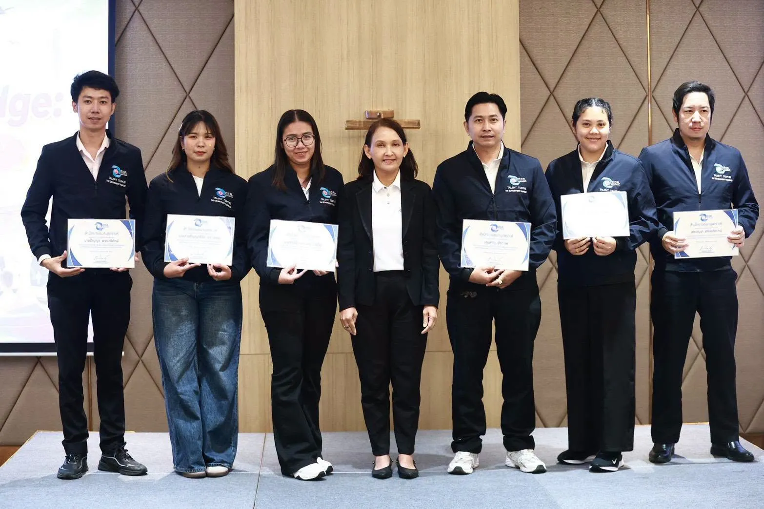 นางสาวนภัส หลักคำ รองผู้อำนวยการสายงานบริหารและพัฒนาองค์กร เป็นประธานในพิธีเปิด โครงการสร้างความพึงพอใจ ความผูกพันและ การแลกเปลี่ยนเรียนรู้ หลักสูตร "The Knowledge Bridge: สะพานพานความรู้ สู่ความผูกพัน" ณ โรงแรมแกรนด์ ริชมอนด์ สไตลิช คอนเวนชั่น นนทบุรี - รูปที่ 2