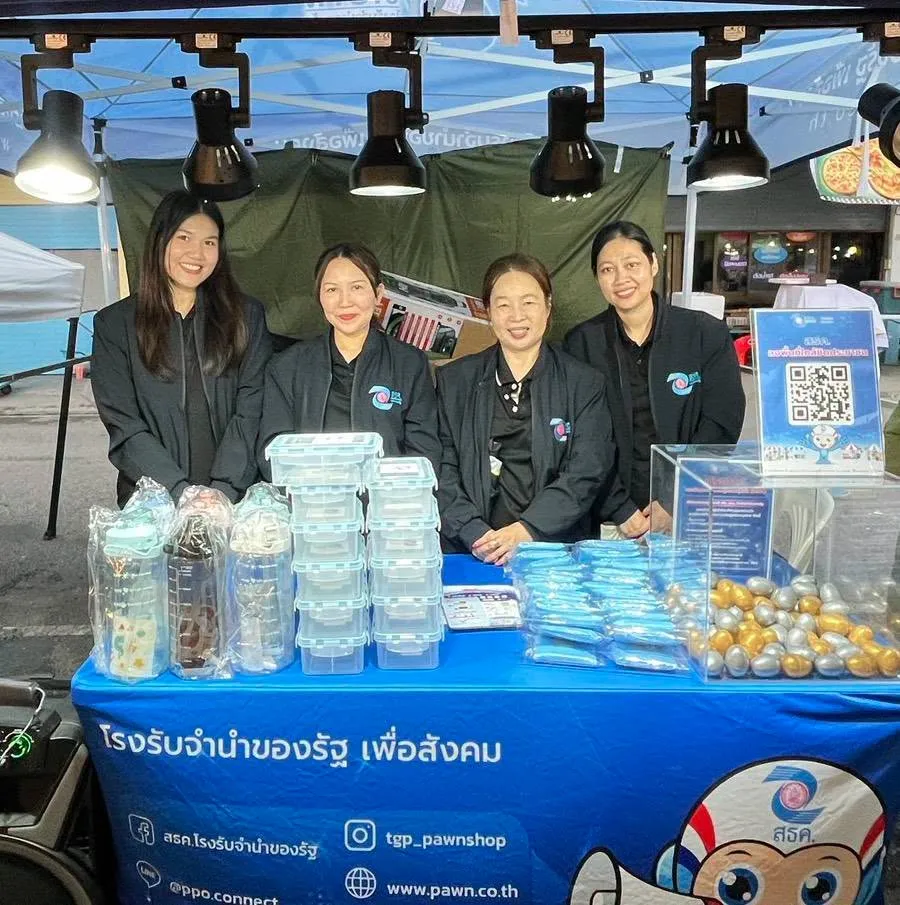 นางสาวญาราภรณ์ กิตติวาณิชกุล ผู้จัดการสถานธนานุเคราะห์ 42 (สุพรรณบุรี) พร้อมด้วยพนักงาน ลงพื้นที่ประชาสัมพันธ์องค์กรและแนะนำบริการรับจำนำของสถานธนานุเคราะห์ ณ ตลาดศรีบัวบาน จังหวัดสุพรรณบุรี
