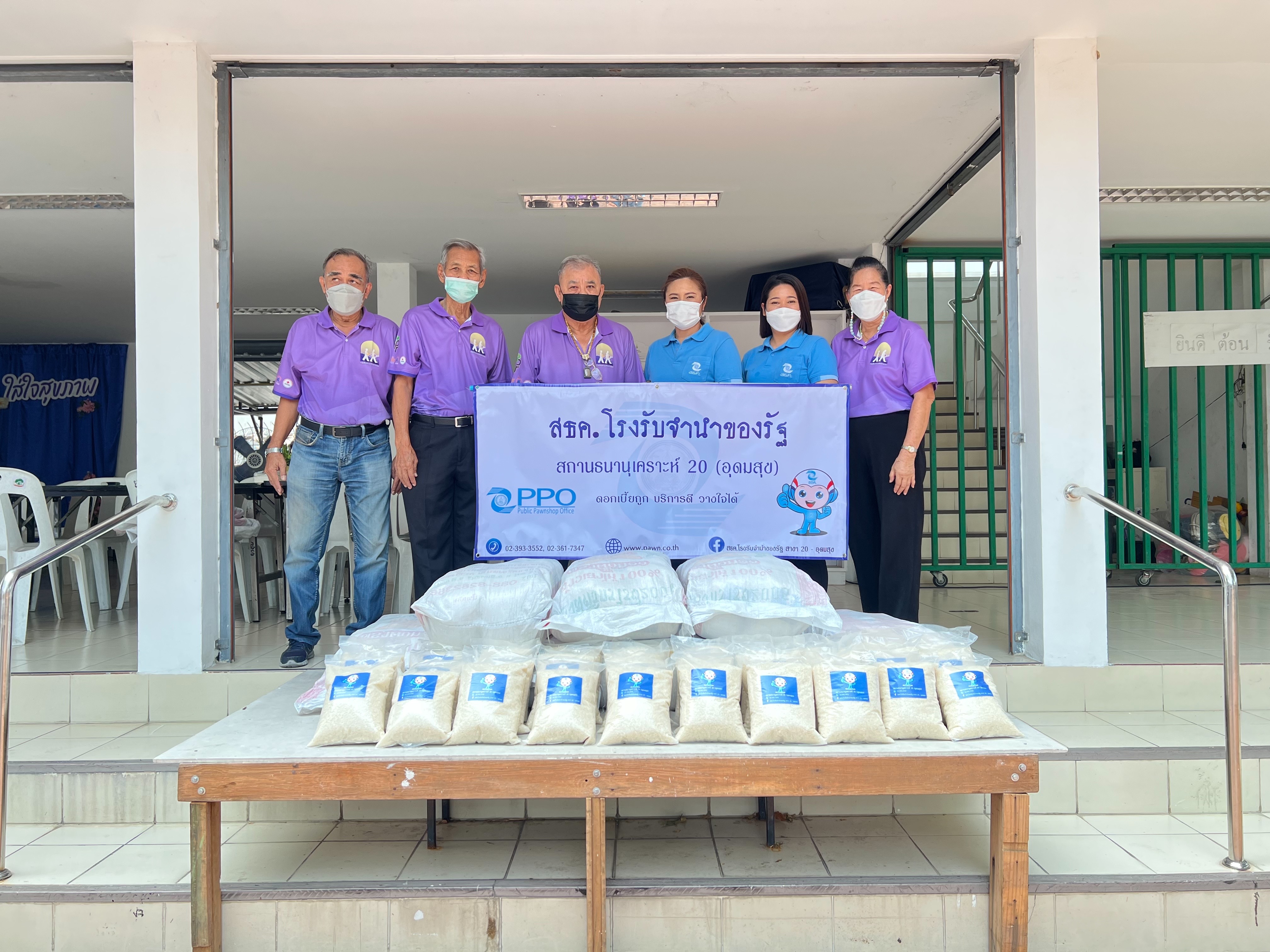 ลงพื้นที่มอบข้าวสาร จำนวน 150 ถุง ให้แก่ชุมชมหมู่บ้านจัดสรรยาสูบ