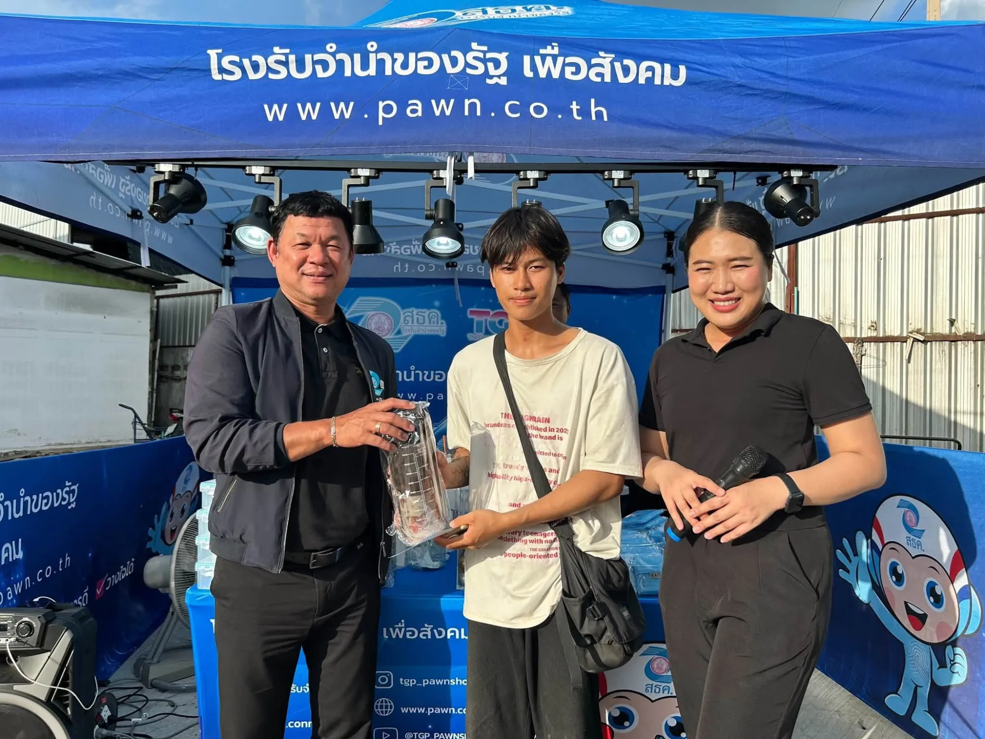 📍วันที่ 1 กันยายน 2569 เวลา 17.00 น. นายประเทือง นิ่มนุช ผู้จัดการสถานธนานุเคราะห์ 40 ประตูน้ำพระอินทร์ และพนักงาน พร้อมด้วยผู้จัดการสำนักการตลาดและลูกค้าสัมพันธ์ ลงพื้นที่ประชาสัมพันธ์องค์กรและแนะนำบริการรับจำนำของสำนักงานธนานุเคราะห์ ณ ตลาดทรัพย์พยอม