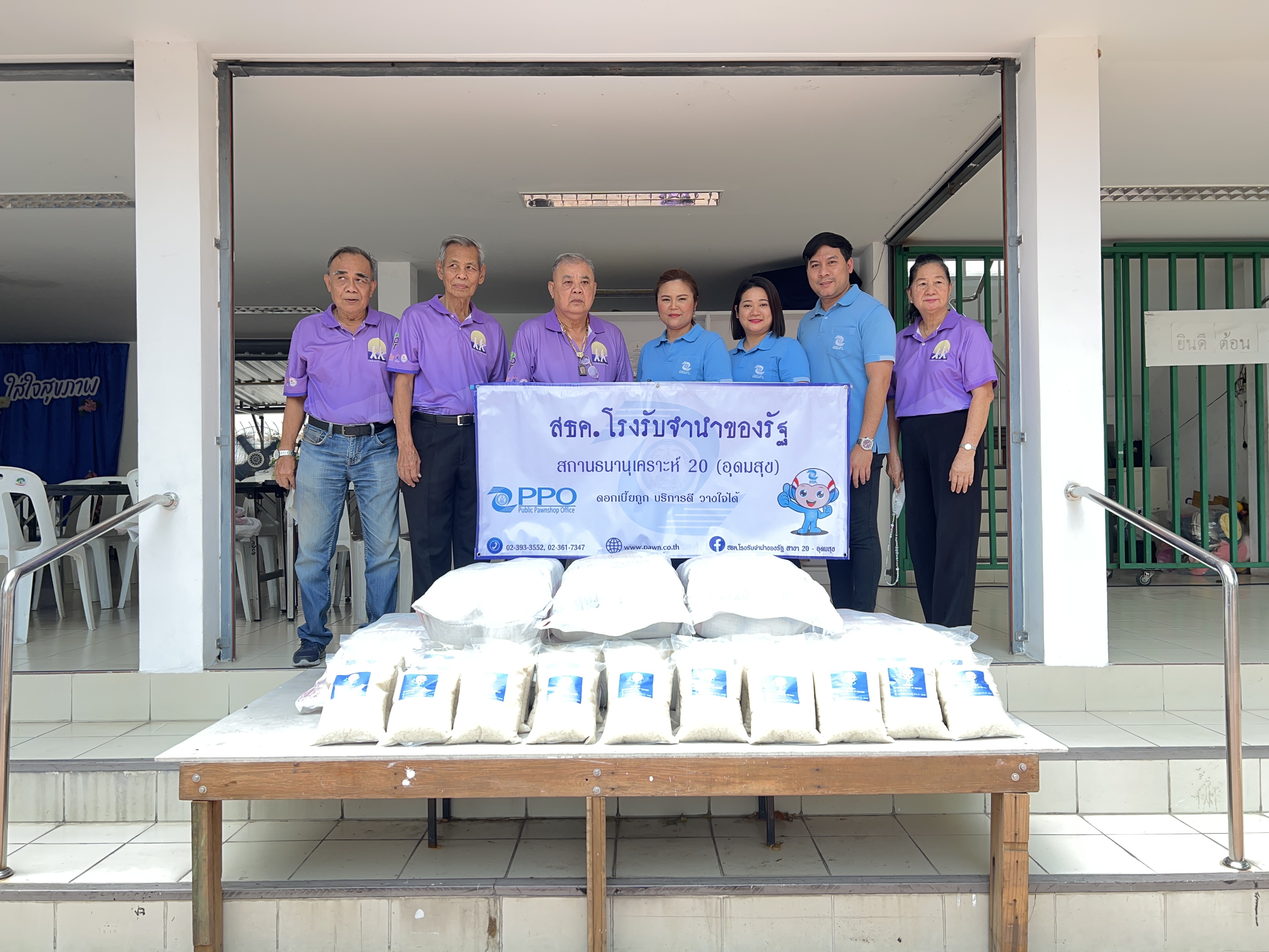 ลงพื้นที่มอบข้าวสาร จำนวน 150 ถุง ให้แก่ชุมชมหมู่บ้านจัดสรรยาสูบ