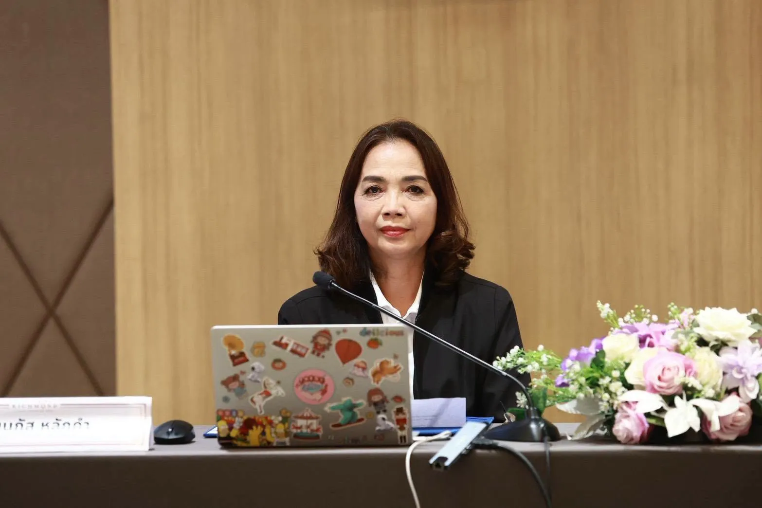 นางสาวนภัส หลักคำ รองผู้อำนวยการสายงานบริหารและพัฒนาองค์กร เป็นประธานในพิธีเปิด โครงการสร้างความพึงพอใจ ความผูกพันและ การแลกเปลี่ยนเรียนรู้ หลักสูตร "The Knowledge Bridge: สะพานพานความรู้ สู่ความผูกพัน" ณ โรงแรมแกรนด์ ริชมอนด์ สไตลิช คอนเวนชั่น นนทบุรี - รูปที่ 1