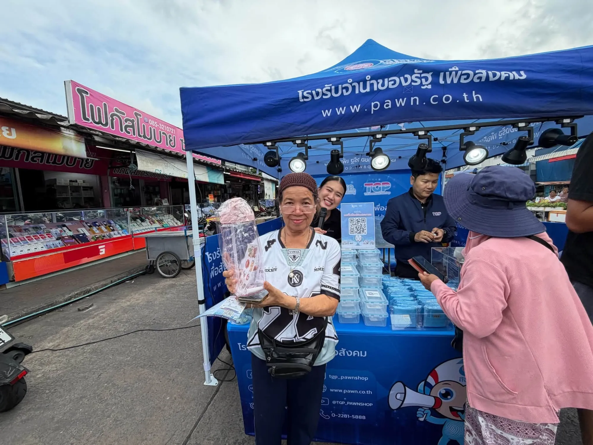 พนักงานสถานธนานุเคราะห์ 46 (ลาดกระบัง) พร้อมด้วยพนักงานส่วนบริหารลูกค้าและการสื่อสารองค์กร ลงพื้นที่ประชาสัมพันธ์องค์กรและแนะนำบริการรับจำนำของสำนักงานธนานุเคราะห์ ณ ตลาดสดเกรียงไกร