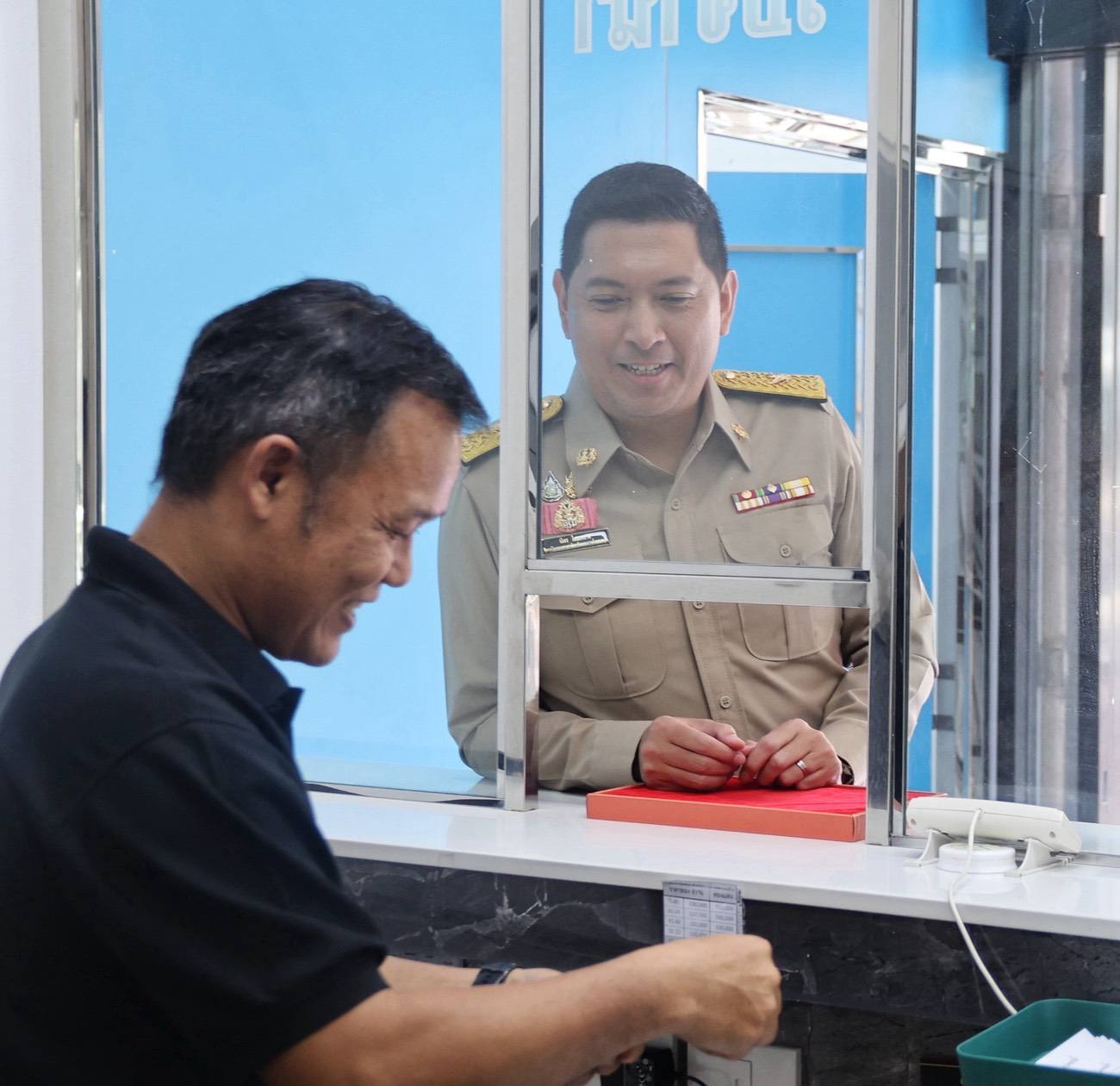 รมว.พม. ตรวจเยี่ยมสถานธนานุเคราะห์ 1 (สะพานขาว) พร้อมประชาสัมพันธ์บริการรับจำนำ และโปรโมชัน Back to School ฟรีดอกเบี้ย 1 เดือน